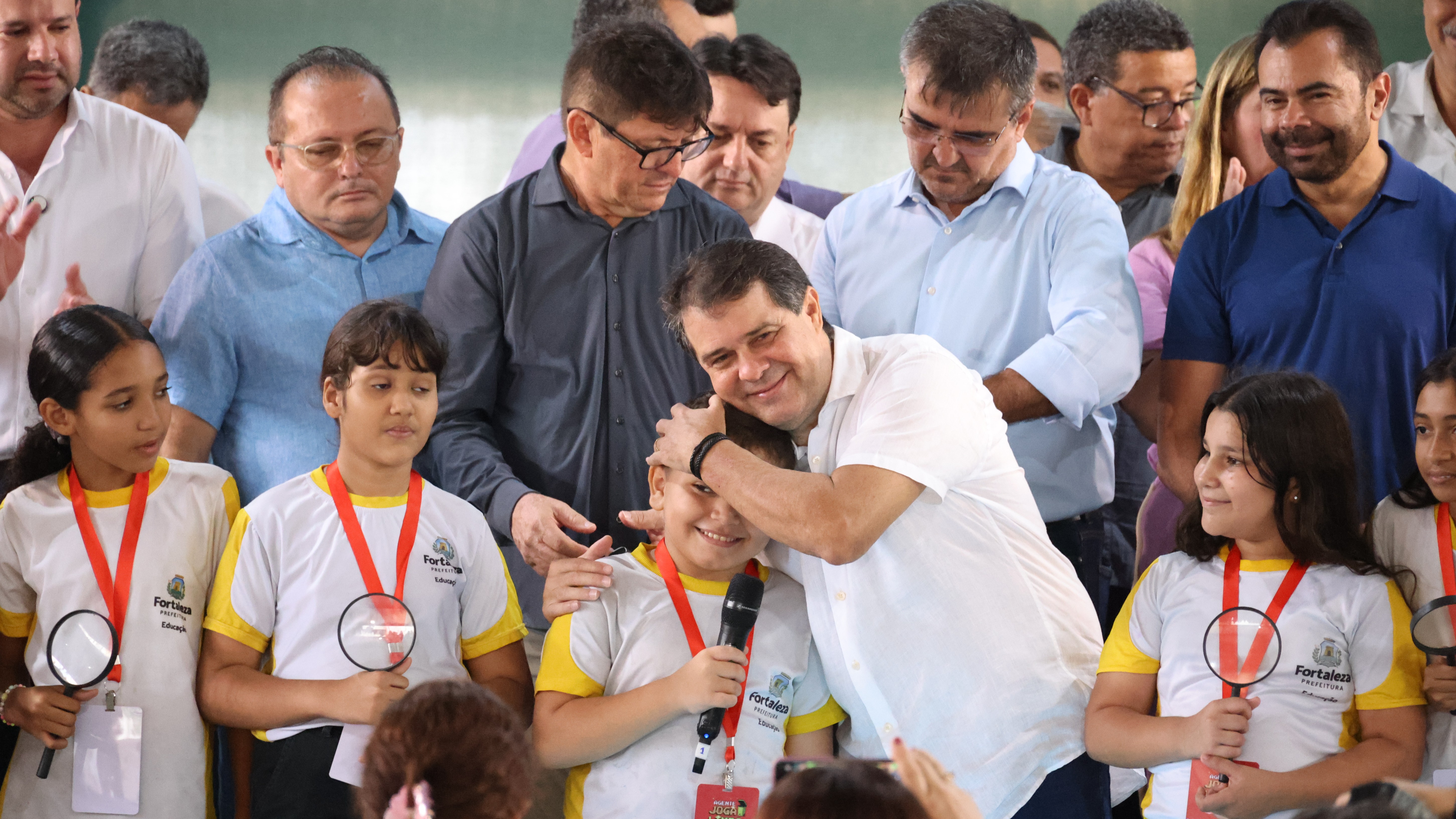 evandro leitão abraça um estudante no palco do evento